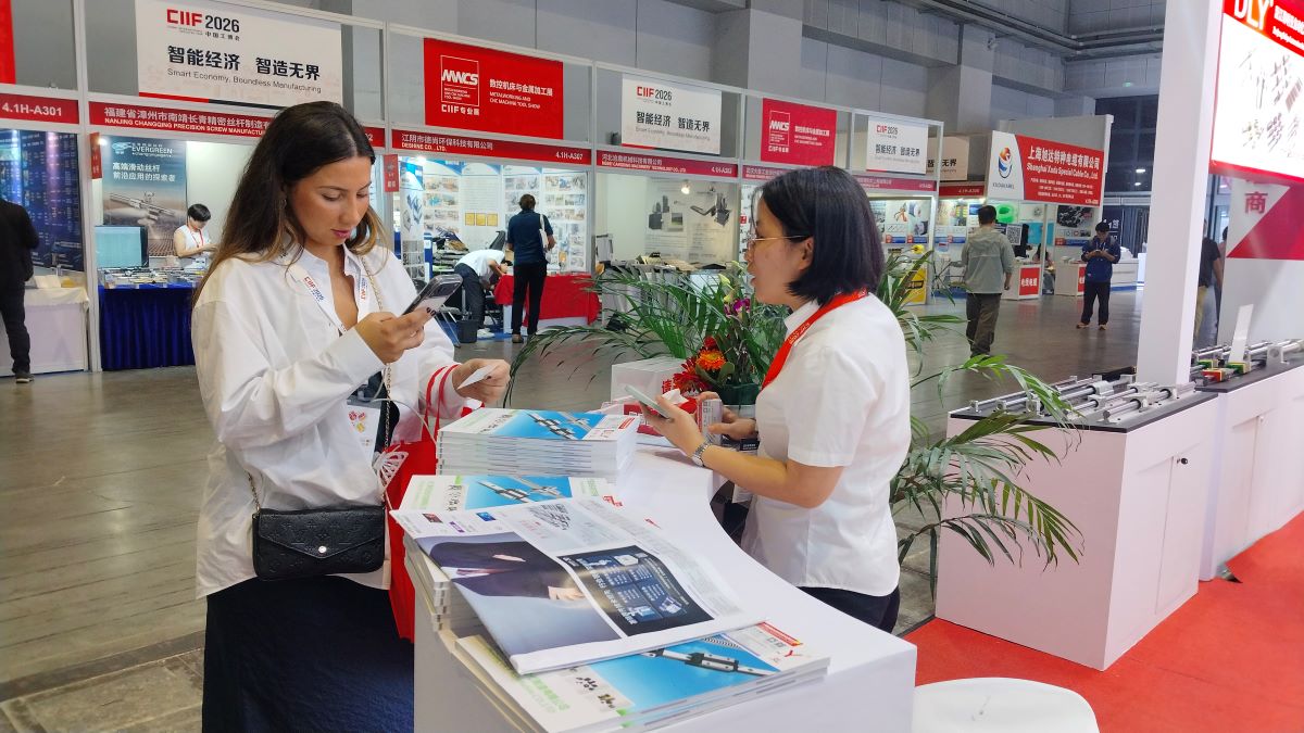 Overseas distributor reviewing DLY linear guideway samples at the booth Overseas distributor reviewing DLY linear guideway samples at the booth