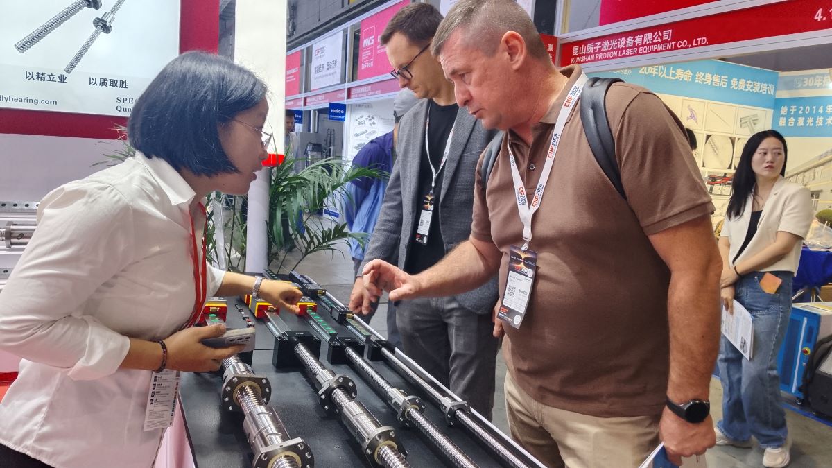 DLY sales team explaining product options to visitors at Booth 4.1H-A030 DLY sales team explaining product options to visitors at Booth 4.1H-A030