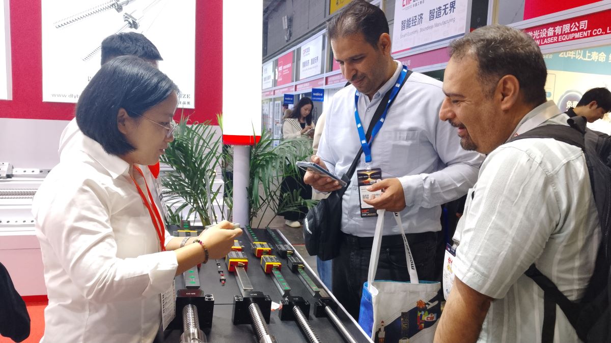 Customers and DLY staff talking at the DLY exhibition booth in Shanghai Customers and DLY staff talking at the DLY exhibition booth in Shanghai